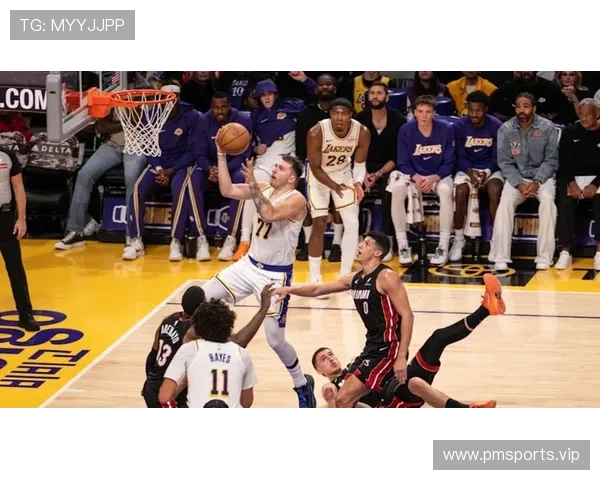 东契奇督促芬尼史密斯多投篮称多次空位机会应更加果断出手进攻端